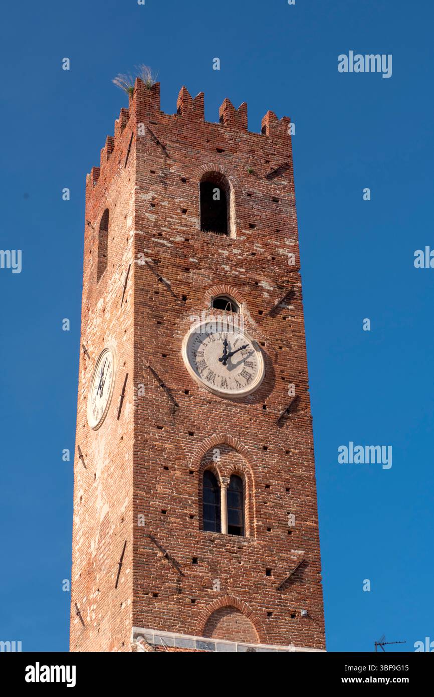 Der Stadtturm Noli, Provinz Savona, Ligurien, Italien. 14.-15. Jahrhundert n. Chr. Bürgerturm. Stockfoto