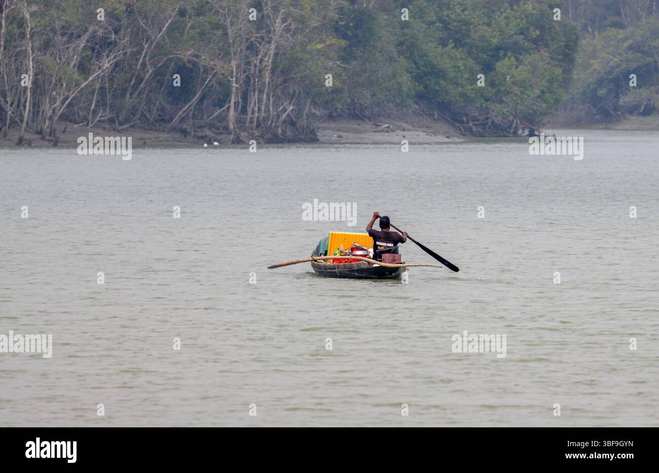 Kleines Fischerboot in den sundarbans. Dieses Foto wurde von sundarbans, Bangladesch, aufgenommen. Stockfoto