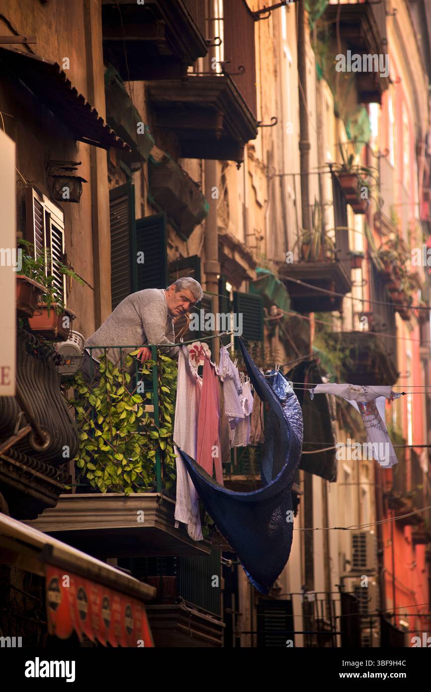 Mann auf Balkon im historischen Zentrum von Neapel. Neapel, Italien. Centro Storico. Stockfoto