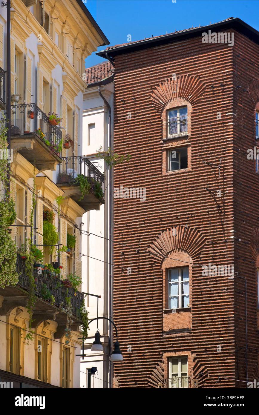 Nuova torre civica, Turin an der Ecke Via Milano und Via Corte d'Appello, Turin, Italien. Der Bau begann mit der Verlegung des ersten Steins am 18. November 1786. Die Basis wurde 1788 gebaut. 1801 wurde ein neuer Entwurf für den Bürgerturm vorgeschlagen, 1822 folgte ein weiterer Entwurf von Ferdinando Bonsignore. Stockfoto
