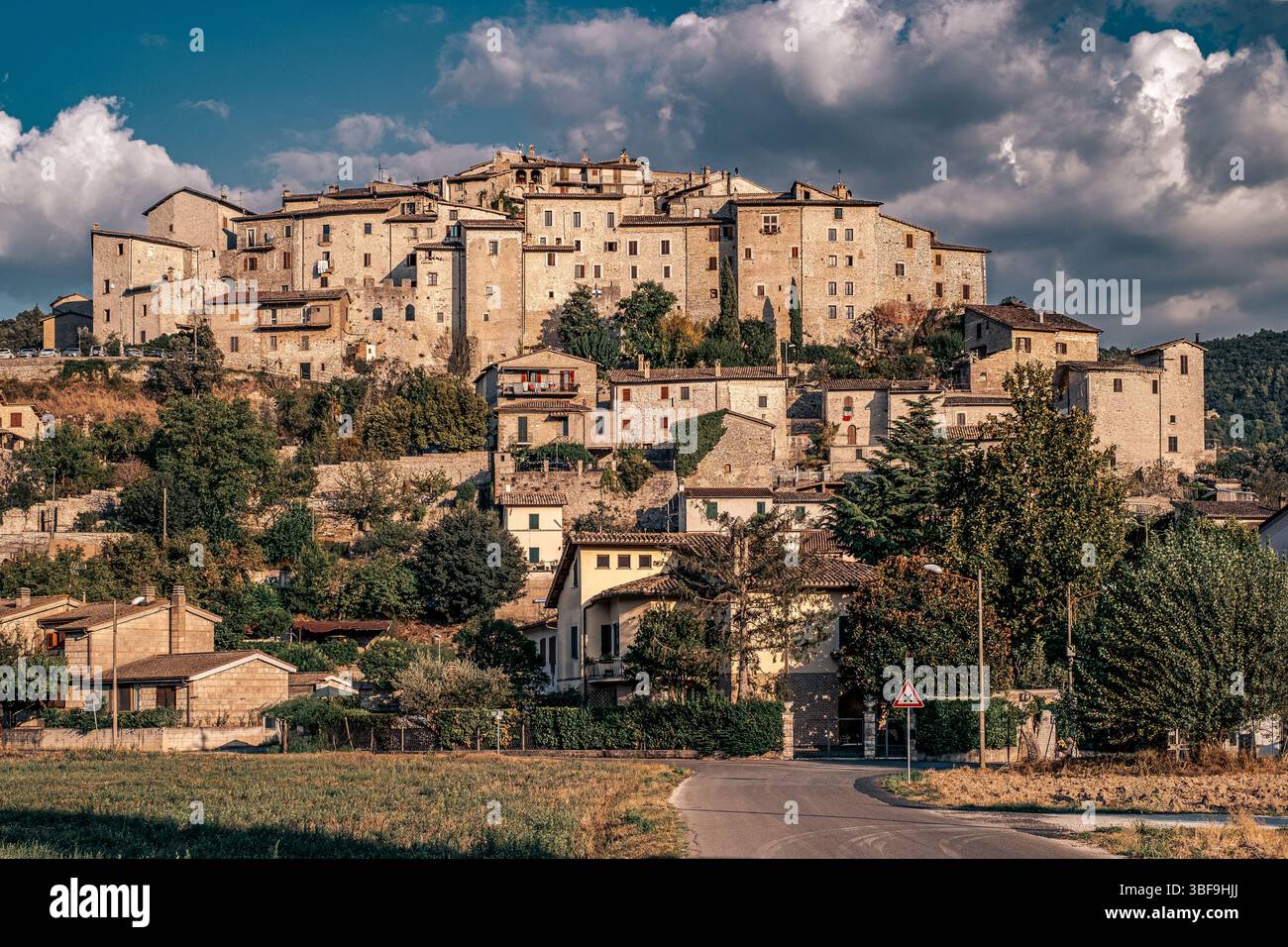 Casteldilago, mittelalterlicher Stadtteil auf einem Hügel in der Provinz Terni, Umbrien, Italien Stockfoto