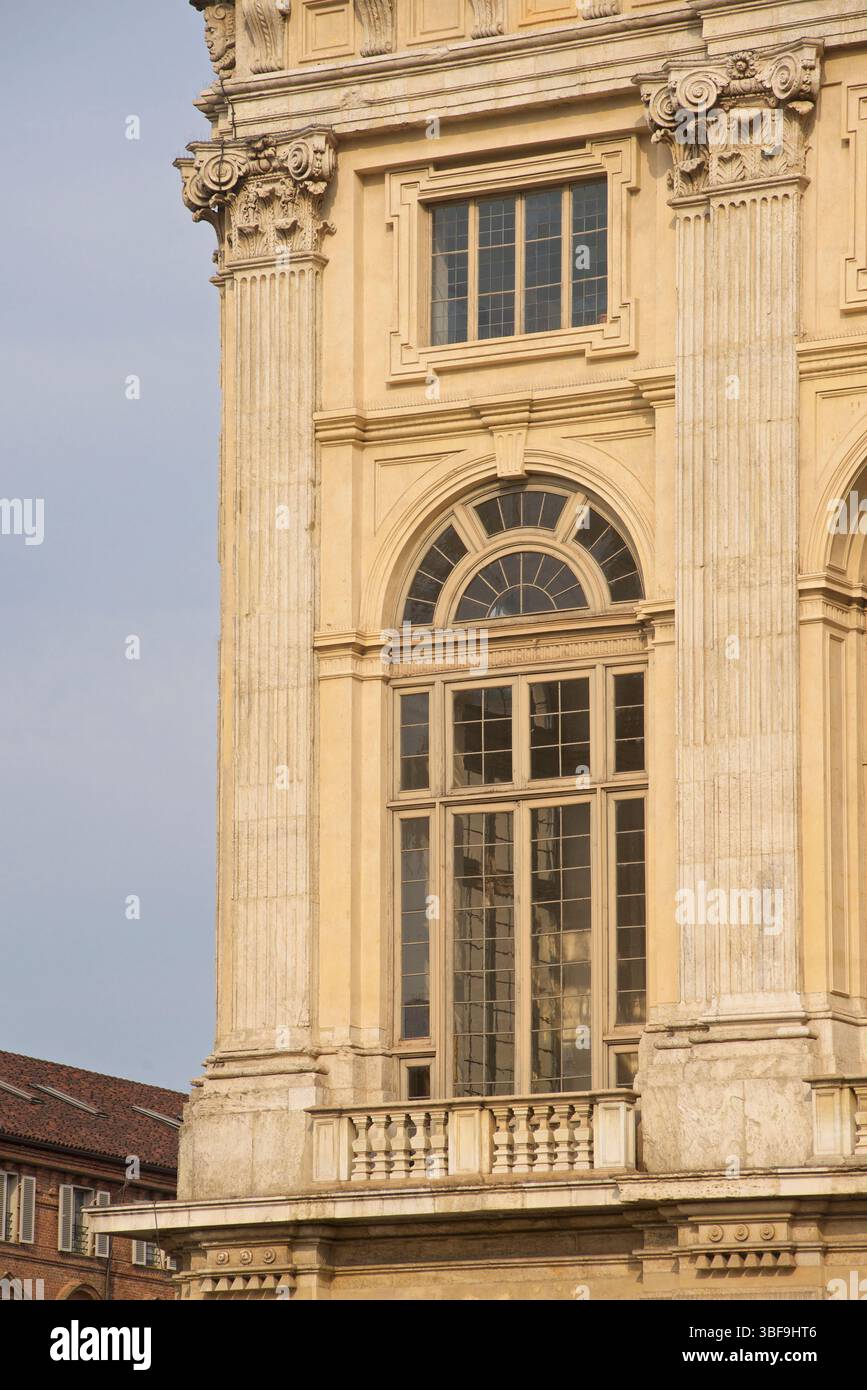 Detail des Palazzo Madama, Piazza Castello, Turin, Italien. Palazzo Madama und Casaforte degli Acaja sind ein architektonischer und historischer Komplex an der zentralen Piazza Castello in Turin . Es ist ein UNESCO-Weltkulturerbe , als Teil der seriellen Stätte Residenze Sabaude . Der Palast beherbergt das Museo Civico d'Arte Antica Stockfoto
