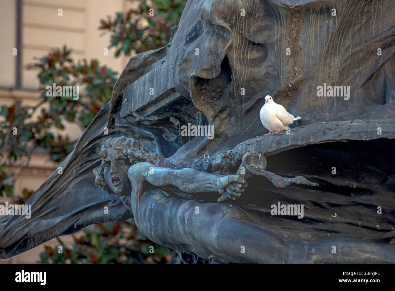 Detail der weißen Taube, die auf dem Bronzemonument des Schweizer Politikers Carlo Battaglini (1812–1888) sitzt. Piazza Carlo Battaglini, Lugano, Schweiz. Die Bronzeskulptur wurde im Jugendstil von dem Künstler Luca Vassalli gefertigt und 1921 enthüllt. Stockfoto