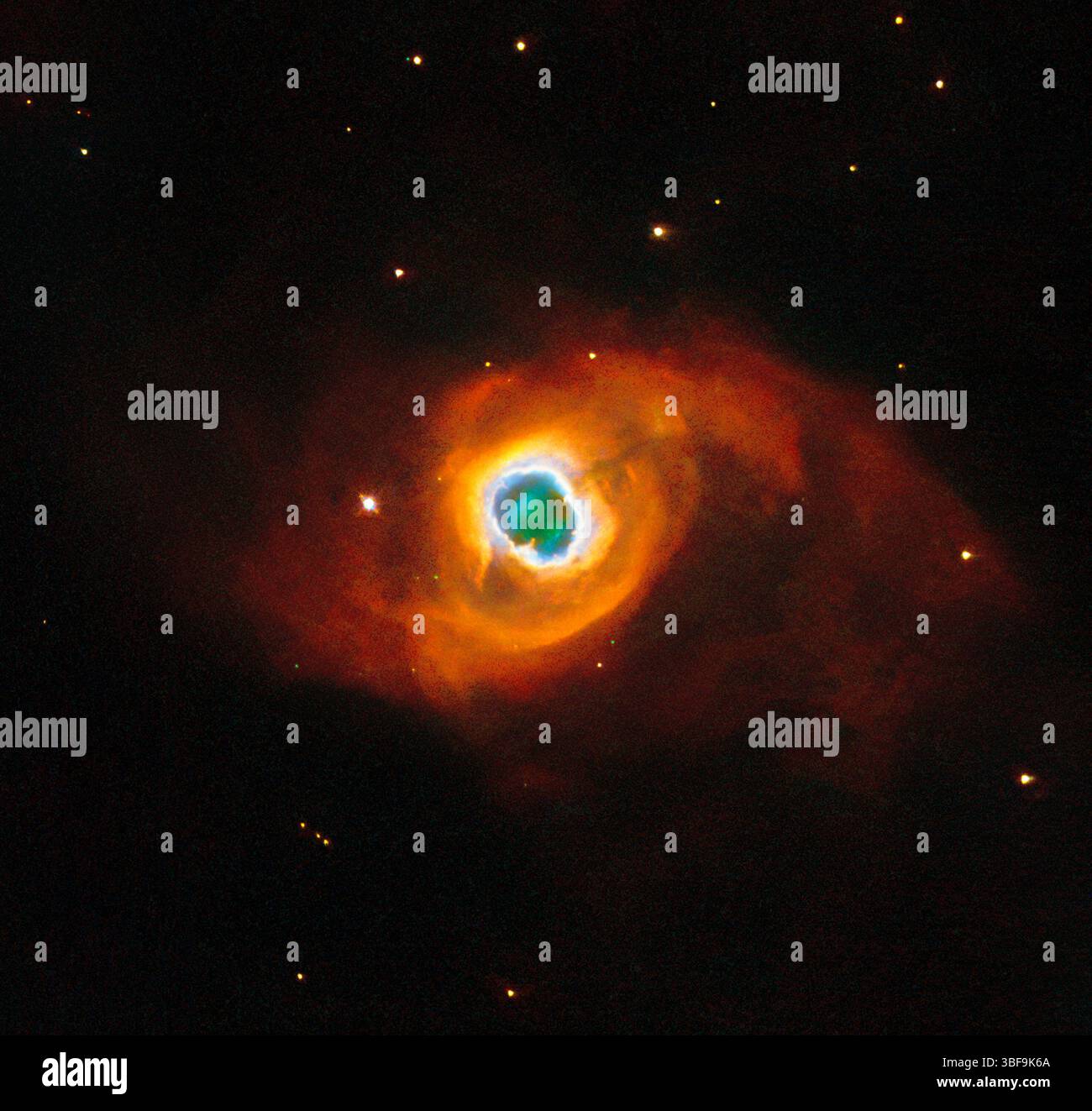 Dieses Hubble-Bild zeigt Kohoutek 4-55, einen planetarischen Nebel 4.600 Lichtjahre entfernt in Cygnus. Er wurde von einem sterbenden roten Riesenstern erschaffen und leuchtet mit ionisierten Gasen: Rot und orange für Stickstoff, grün für Wasserstoff und blau für Sauerstoff. Ein heller Innenring ist mit glühenden Gasschichten umwickelt. Dieser Nebel markiert den letzten Akt eines Sterns, bevor er ein weißer Zwerg wird. Das Bild wurde von Hubbles WFPC2 nur wenige Tage vor dem Ausscheiden im Jahr 2009 aufgenommen, eine letzte Hommage an den 16-jährigen bemerkenswerten Service der Kamera Stockfoto