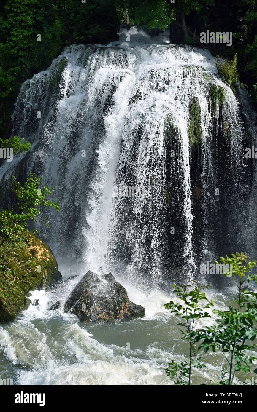 Majestätischer Wasserfall auf dem Fluss Korana, umgeben von üppigem Grün in der Nähe des Dorfes Rastoke, Kroatien, in vertikaler Form Stockfoto