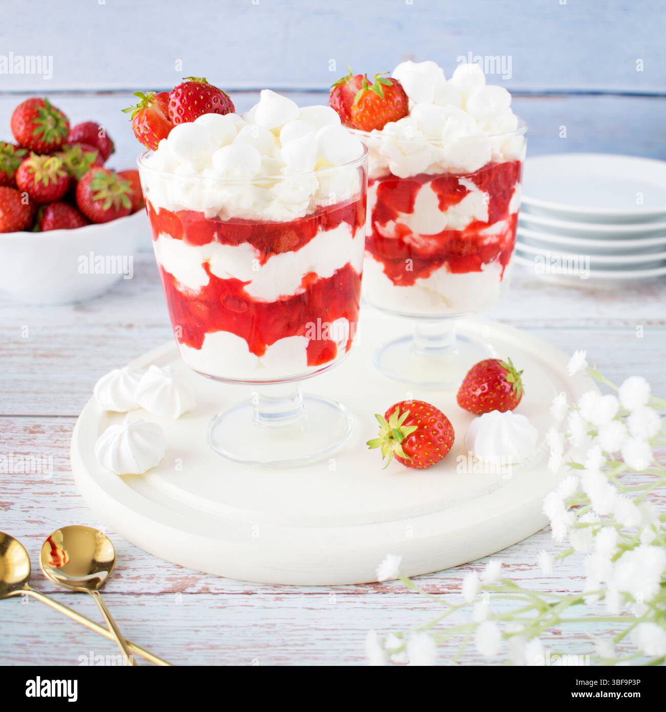 Eton Mess Dessert mit Meringue und Erdbeeren Stockfoto