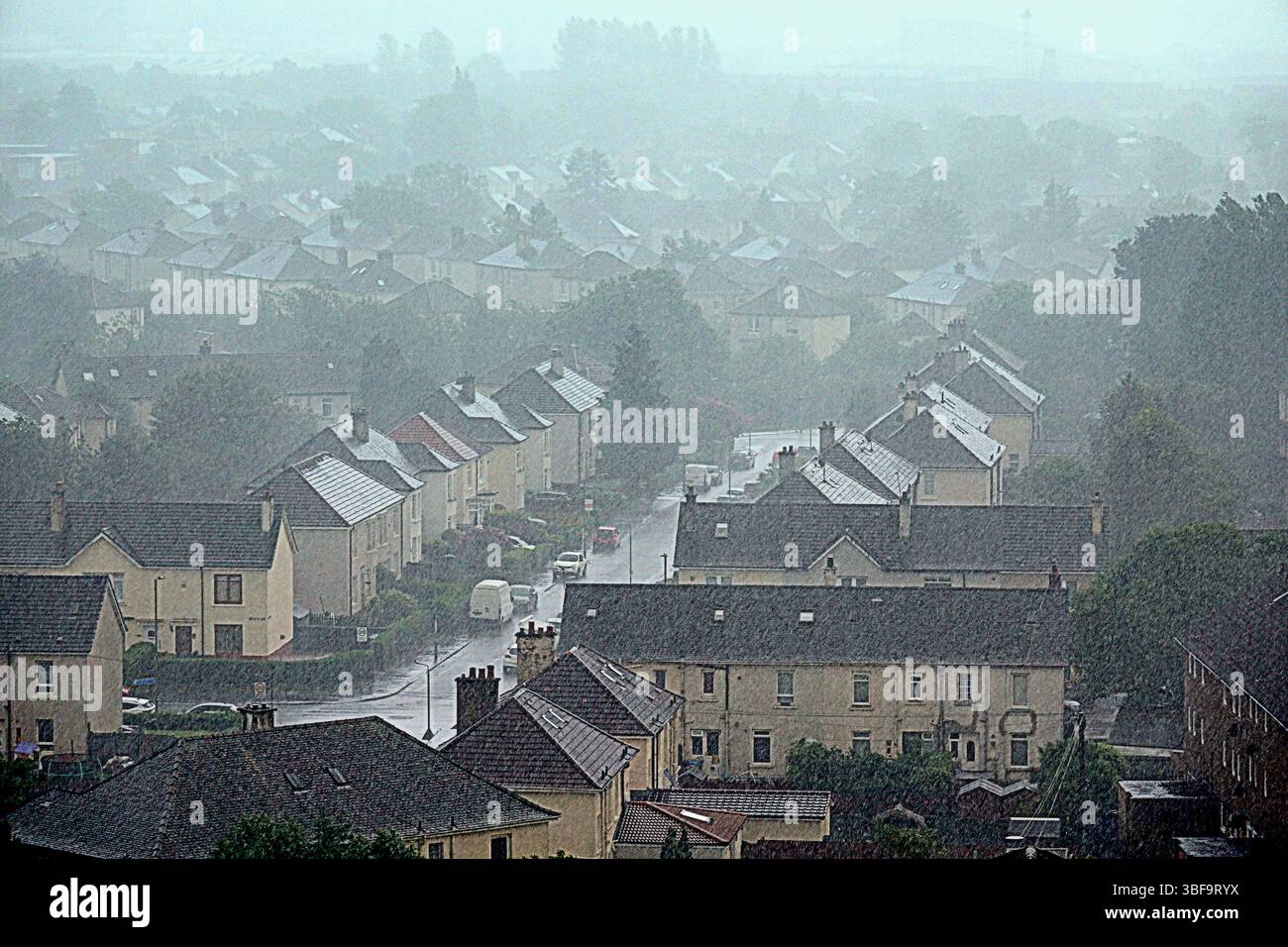 Glasgow, Schottland, Großbritannien. 31. Mai 2025. Wetter in Großbritannien: Regenwetter in der Stadt, während die Türme und Vororte pf Ritghtswood leiden. Credit Gerard Ferry/Alamy Live News Stockfoto
