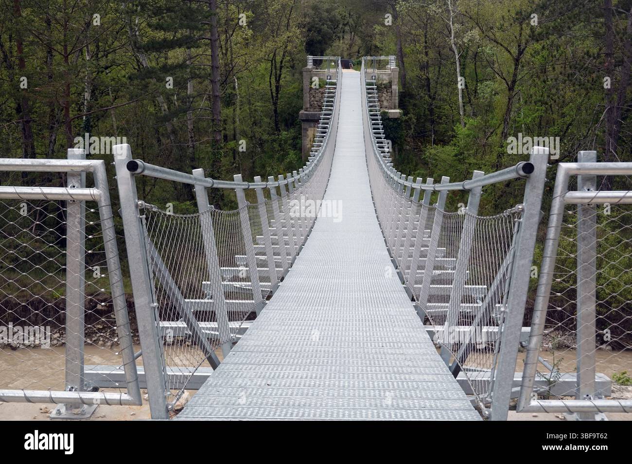 Aluminiumbrücke auf Radweg, alte Eisenbahnstrecke, Buis les Barronies, Frankreich, Südfrankreich, Französisch, Südfrankreich, Südfrankreich Stockfoto