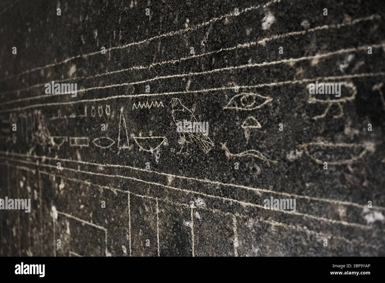 Altägyptische Hieroglyphen in Stein gemeißelt, Sakkara, Ägypten. Stockfoto