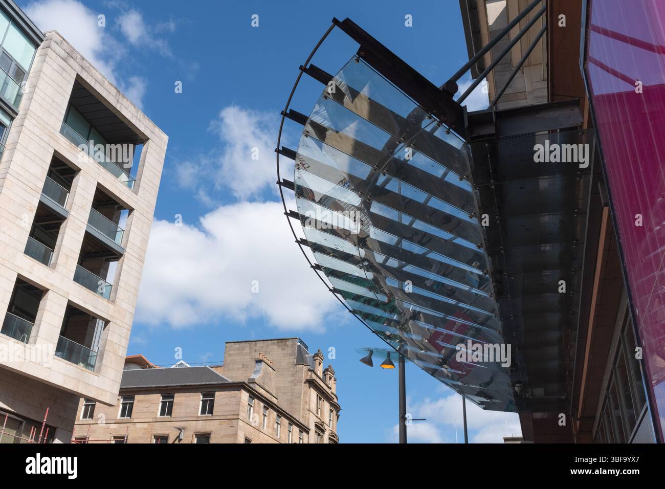 Blick auf den Eingang zum Einkaufszentrum Buchanan Galleries, Glasgow, Schottland. Verschiedene Architekturstile sichtbar, einschließlich Wohnungen. Stockfoto