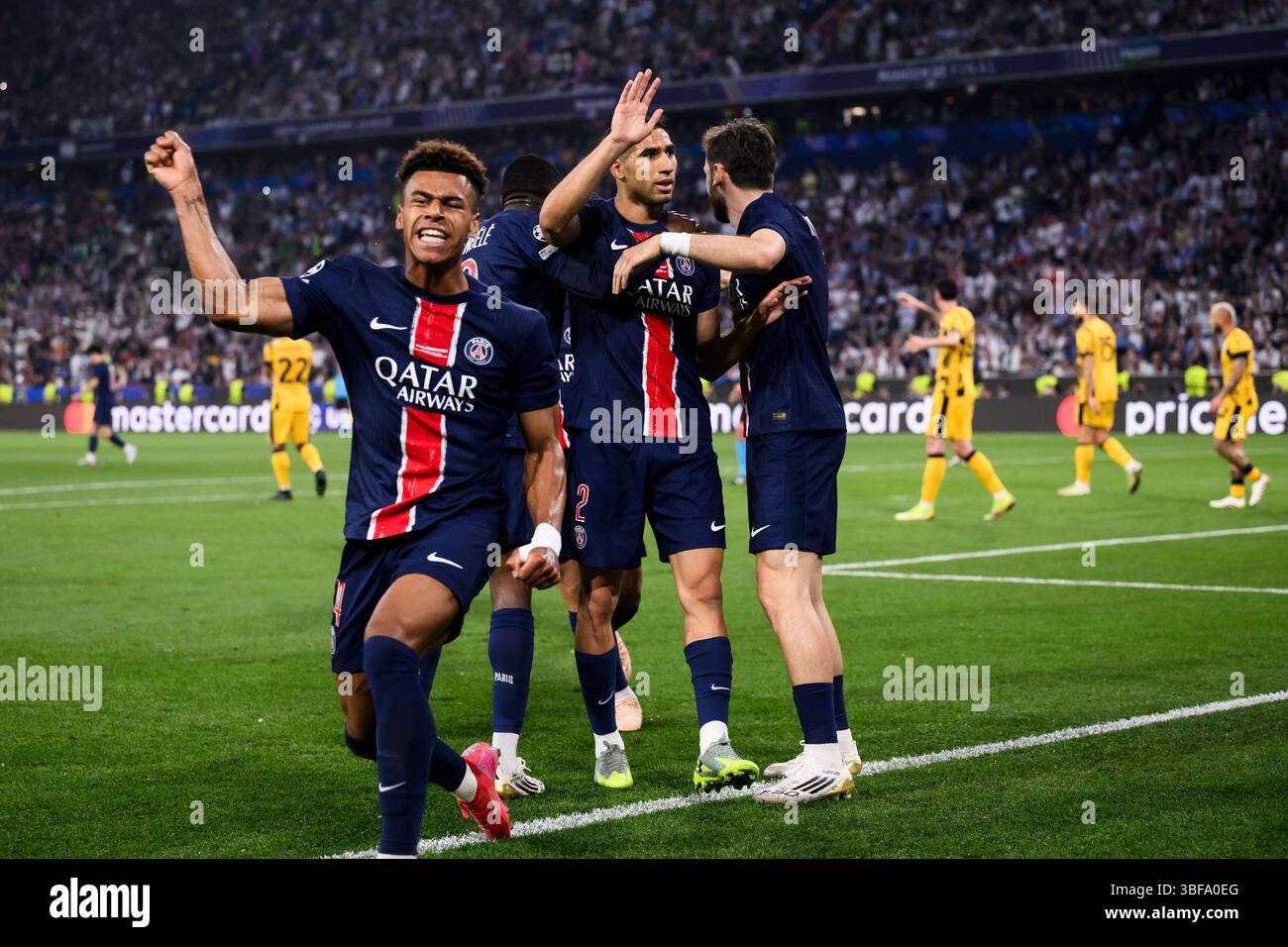 München, Deutschland. 31. Mai 2025. Achraf Hakimi aus Paris Saint-Germain feiert mit Desire Doue aus Paris Saint-Germain, nachdem er im Finale der UEFA Champions League zwischen Paris Saint-Germain FC und FC Internazionale ein Tor geschossen hat. Quelle: Nicolò Campo/Alamy Live News Stockfoto