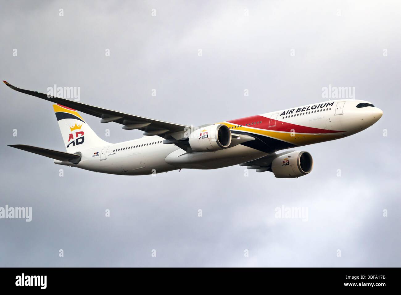 Air Belgium Airbus A330 Flugzeuge fliegen während der Sanice Airshow vorbei. Sanicole, Belgien - 10. September 2022 Stockfoto