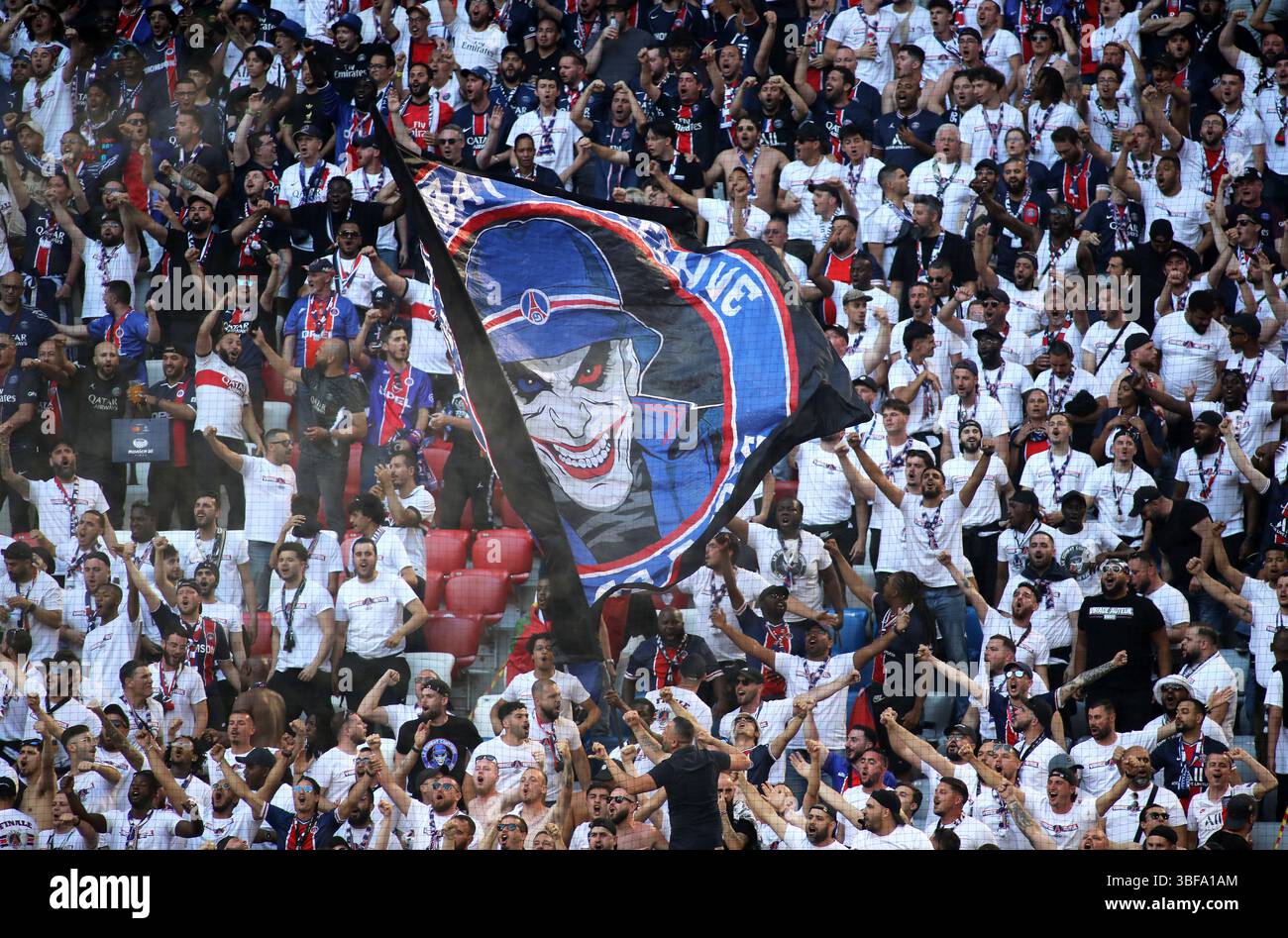 Fussball, Herren, Champions League, Saison 2024/2025, Paris Saint-Germain - Inter Mailand, Finale, UEFA Champions League Finale 2025, Allianz Arena EIE Fahne Paris SG Fans, Fankurve Stockfoto