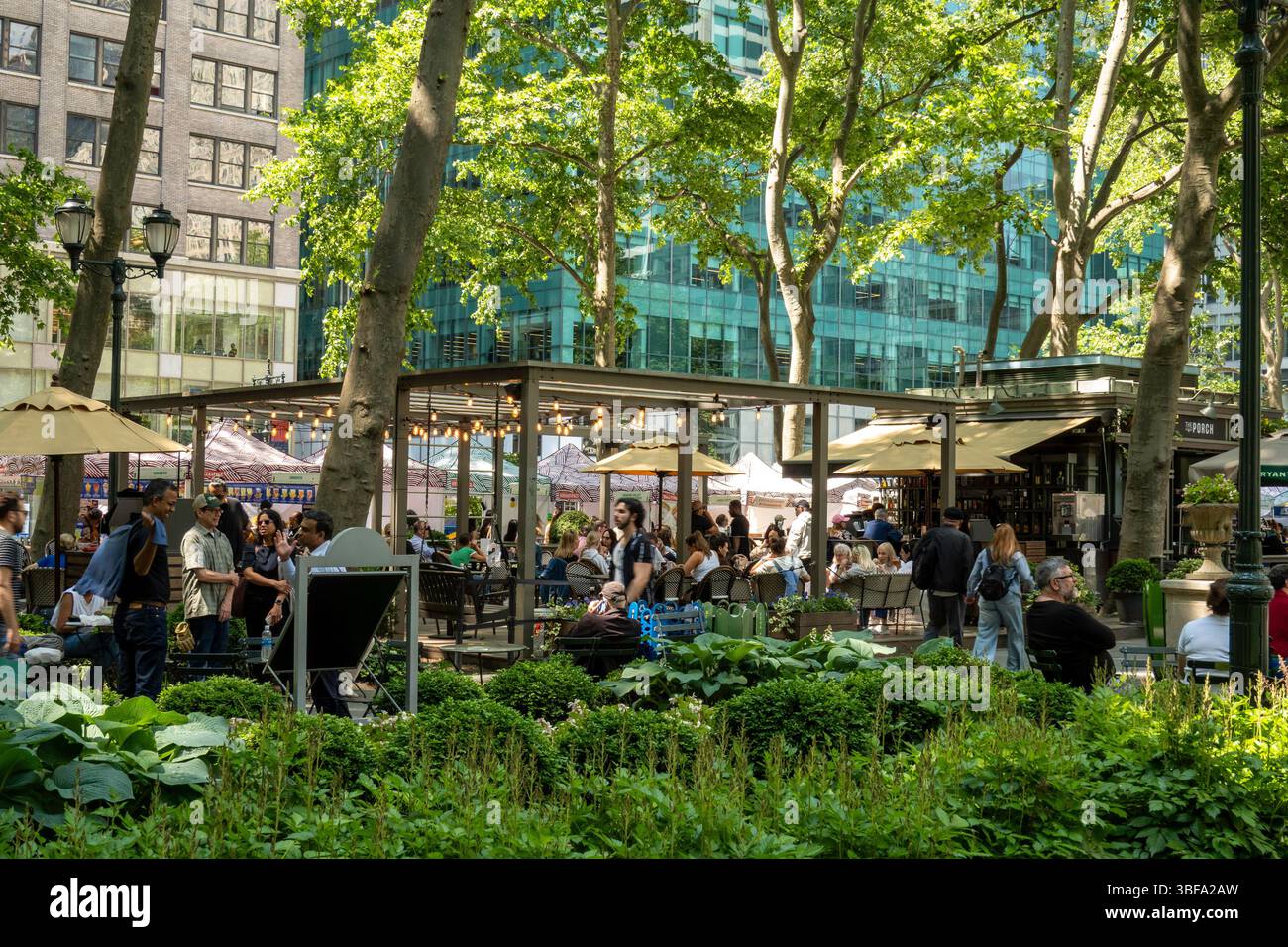 Die Veranda im Bryant Park ist ein Zufluchtsort im Freien für Speisen und Getränke für Touristen und New Yorker, 2025, New York City, USA Stockfoto