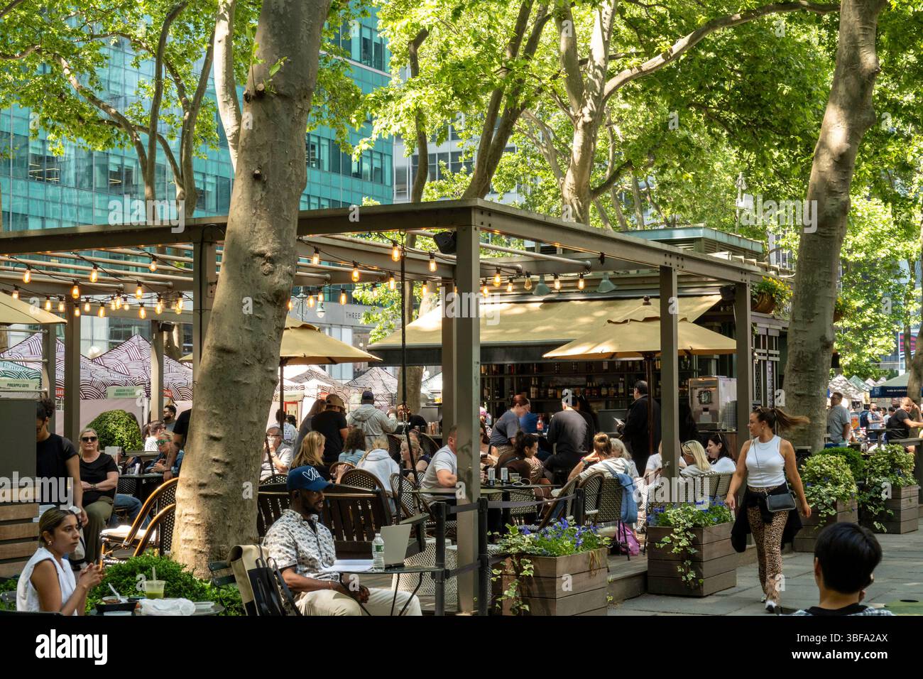 Die Veranda im Bryant Park ist ein Zufluchtsort im Freien für Speisen und Getränke für Touristen und New Yorker, 2025, New York City, USA Stockfoto