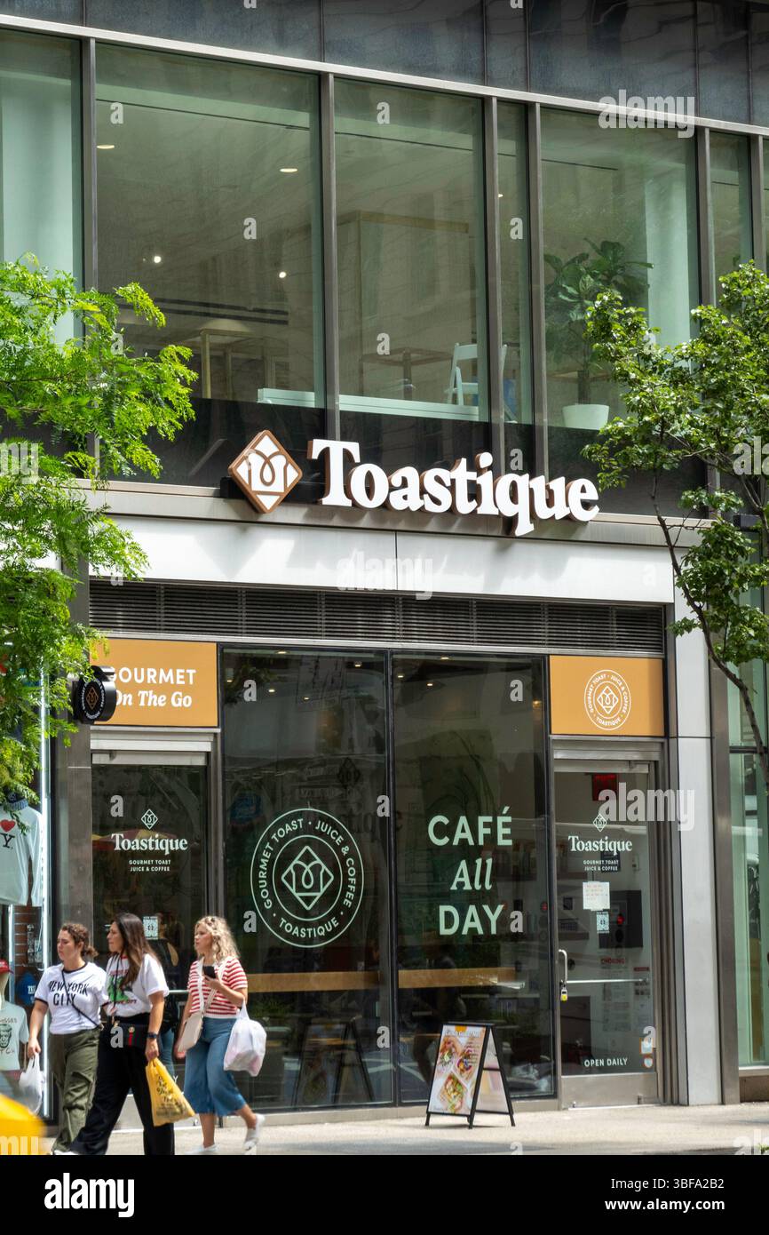 Toastique ist ein ganztägig geöffnetes Gourmet-Café an der Fifth Avenue in der Nähe des Bryant Park, New York City, USA 2025 Stockfoto