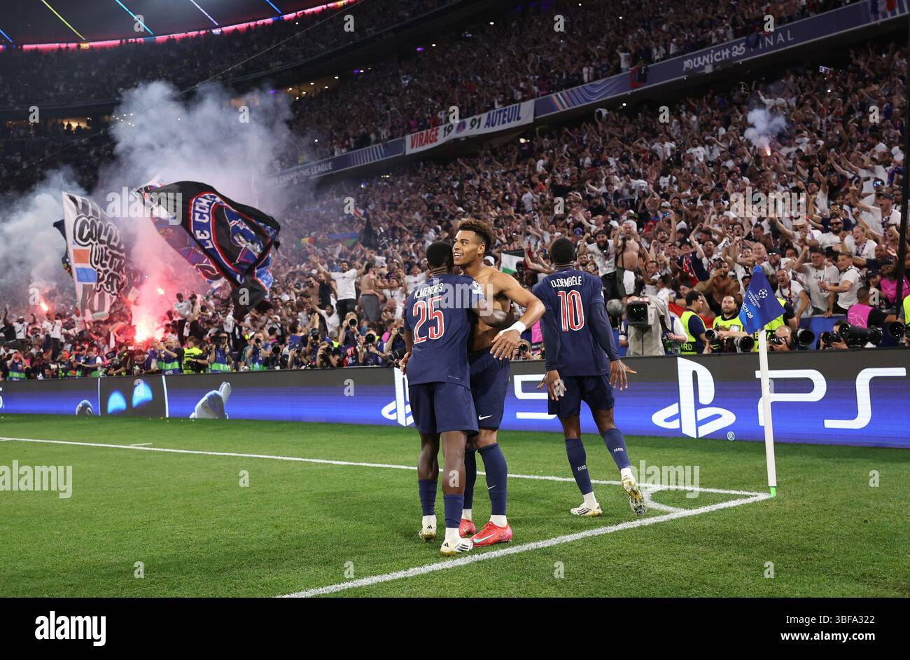 München, Deutschland. 31. Mai 2025. Desire Doue aus Paris St. Germain feiert sein drittes Tor beim Spiel Paris Saint Germain gegen Internazionale UEFA Champions League in der Münchner Football Arena. Der Bildnachweis sollte lauten: David Klein/Sportimage Credit: Sportimage Ltd/Alamy Live News Stockfoto