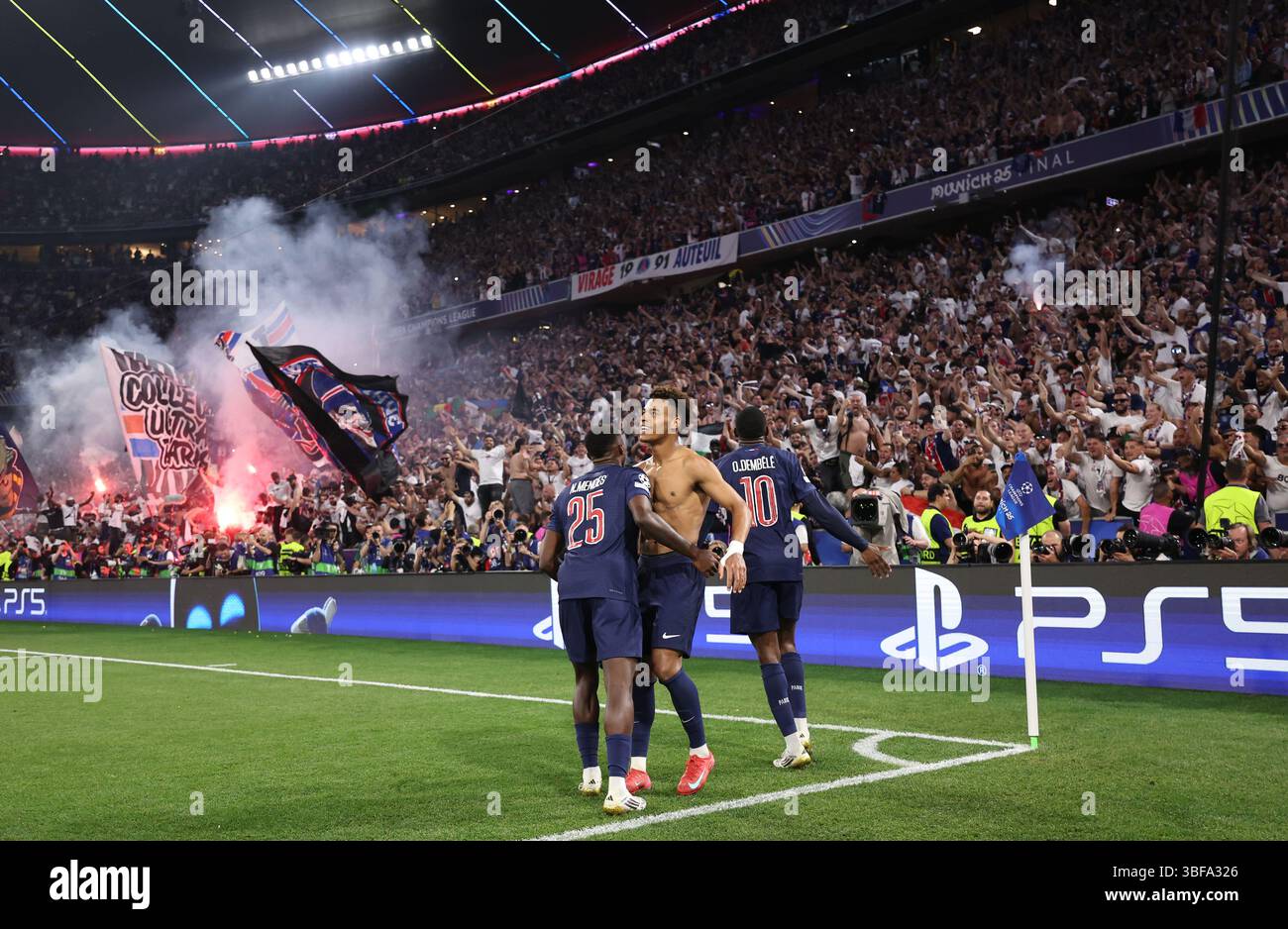 München, Deutschland. 31. Mai 2025. Desire Doue aus Paris St. Germain feiert sein drittes Tor beim Spiel Paris Saint Germain gegen Internazionale UEFA Champions League in der Münchner Football Arena. Der Bildnachweis sollte lauten: David Klein/Sportimage Credit: Sportimage Ltd/Alamy Live News Stockfoto