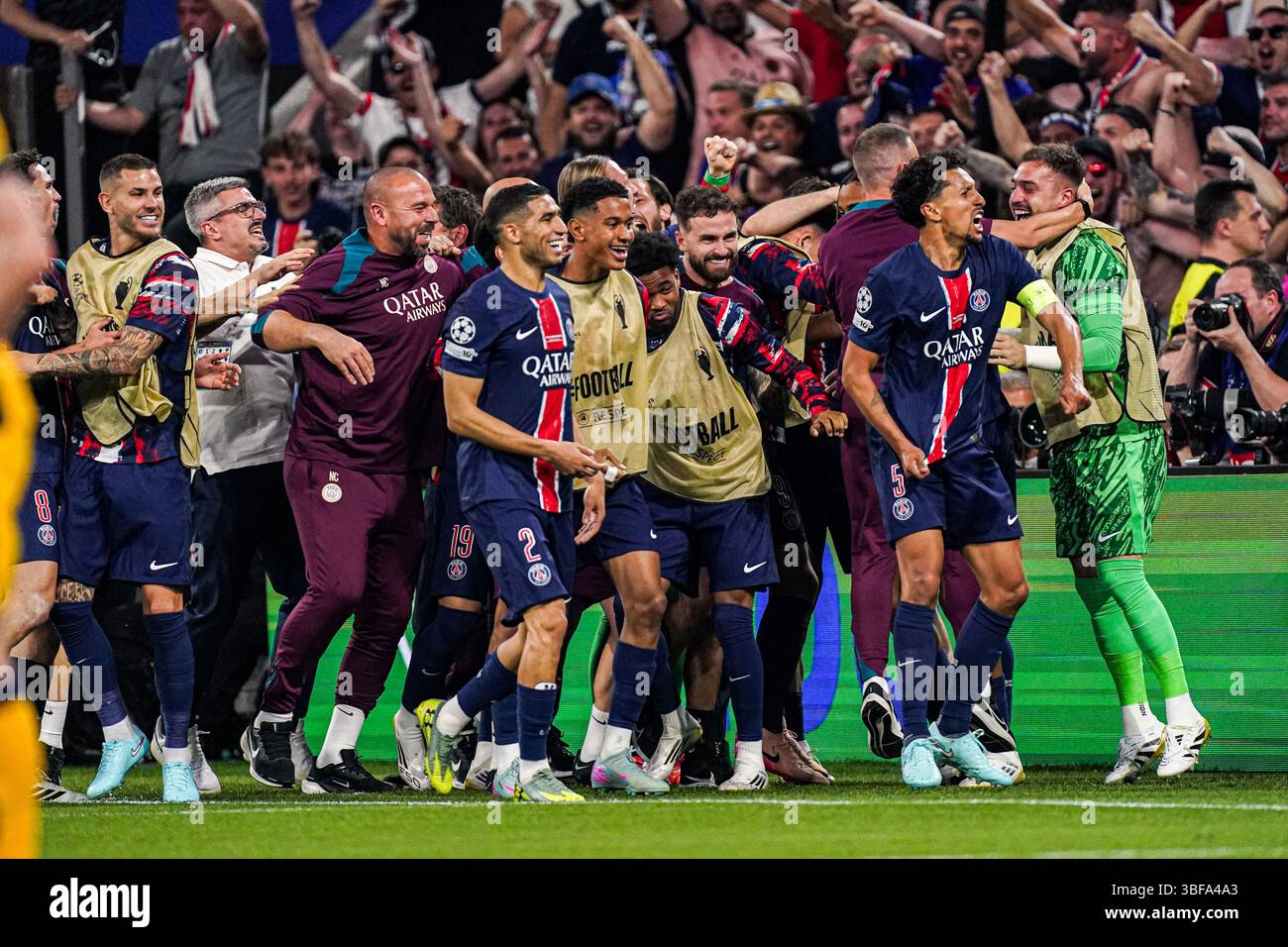 München, Deutschland. 31. Mai 2025. MÜNCHEN, DEUTSCHLAND - MAI 31: Kvicha Kvaratskhelia aus Paris Saint-Germain feiert mit seinem Team das vierte Tor beim UEFA Champions League-Finale 2025 zwischen Paris Saint-Germain und dem FC Internazionale Milano am 31. Mai 2025 in München. (Foto von Joris Verwijst/Orange Pictures) Credit: Orange Pics BV/Alamy Live News Stockfoto