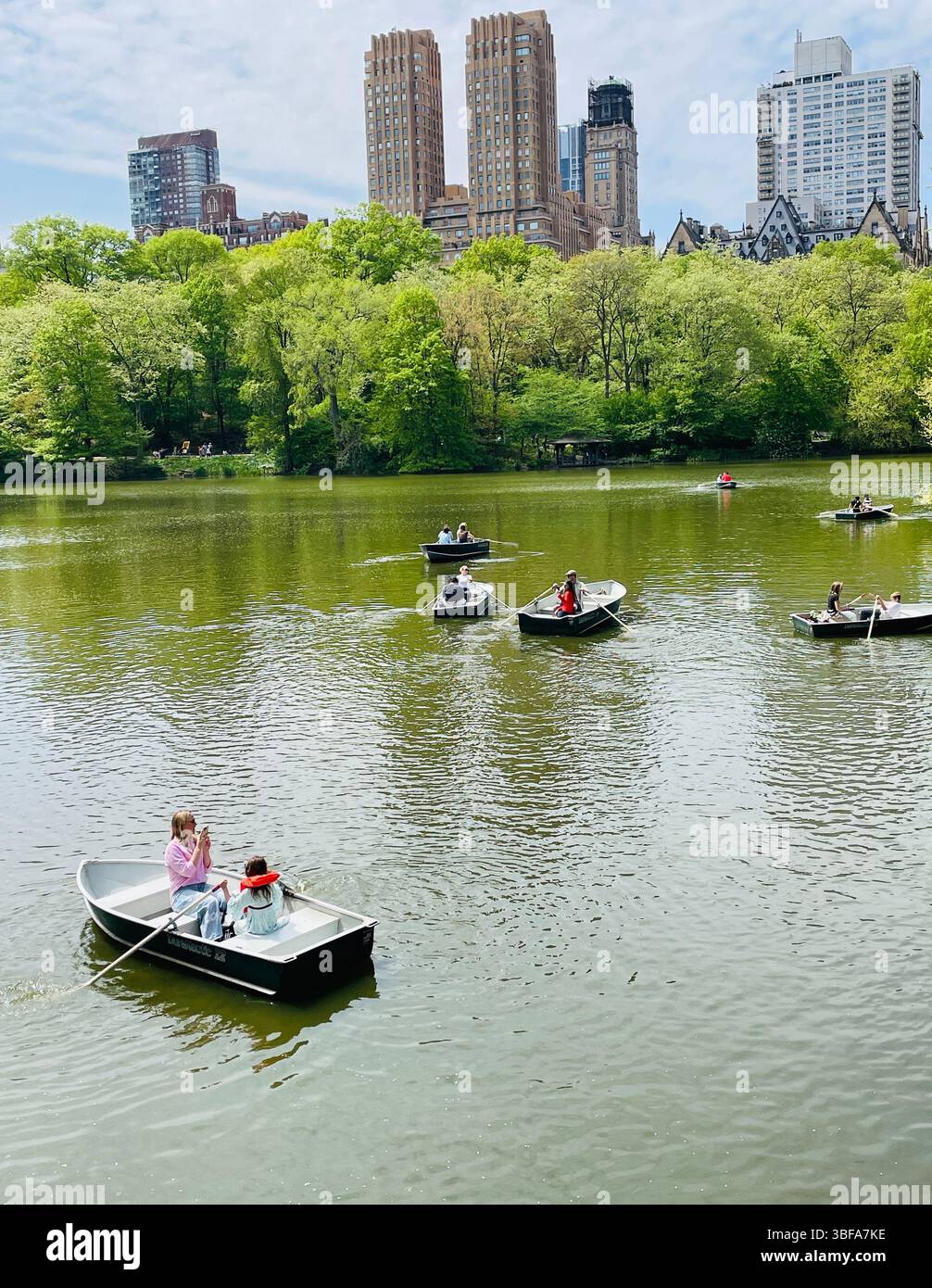 Ruderboote auf dem See im Central Park, New York City, USA 2025 - Smartphone-aufgenommenes Stockfoto