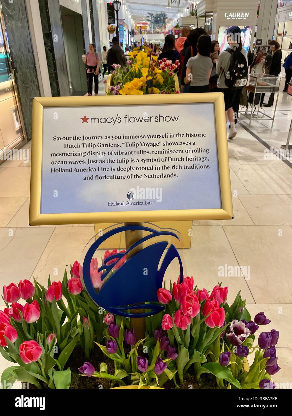 Macy's Annual Flower Show mit „Floral Dreams Unfold...“ Thema, Herald Square, New York City, USA 2025 - Smartphone-aufgenommenes Stockfoto