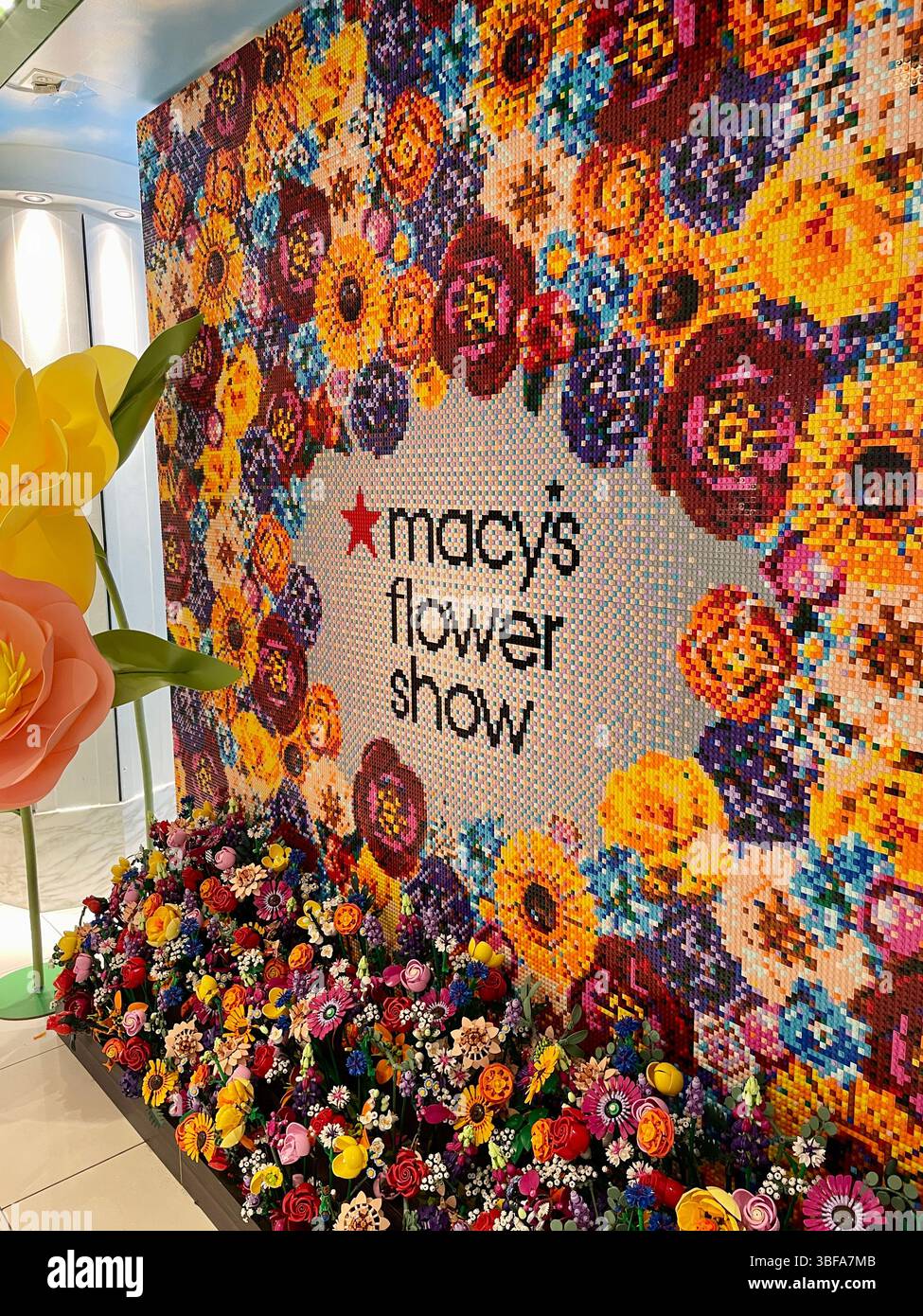 Macy's Annual Flower Show mit „Floral Dreams Unfold...“ Thema, Herald Square, New York City, USA 2025 - Smartphone-aufgenommenes Stockfoto