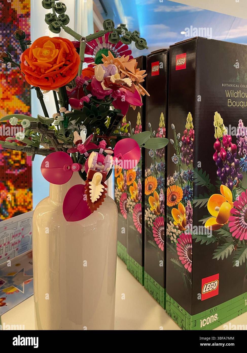 Macy's Annual Flower Show mit „Floral Dreams Unfold...“ Thema, Herald Square, New York City, USA 2025 - Smartphone-aufgenommenes Stockfoto