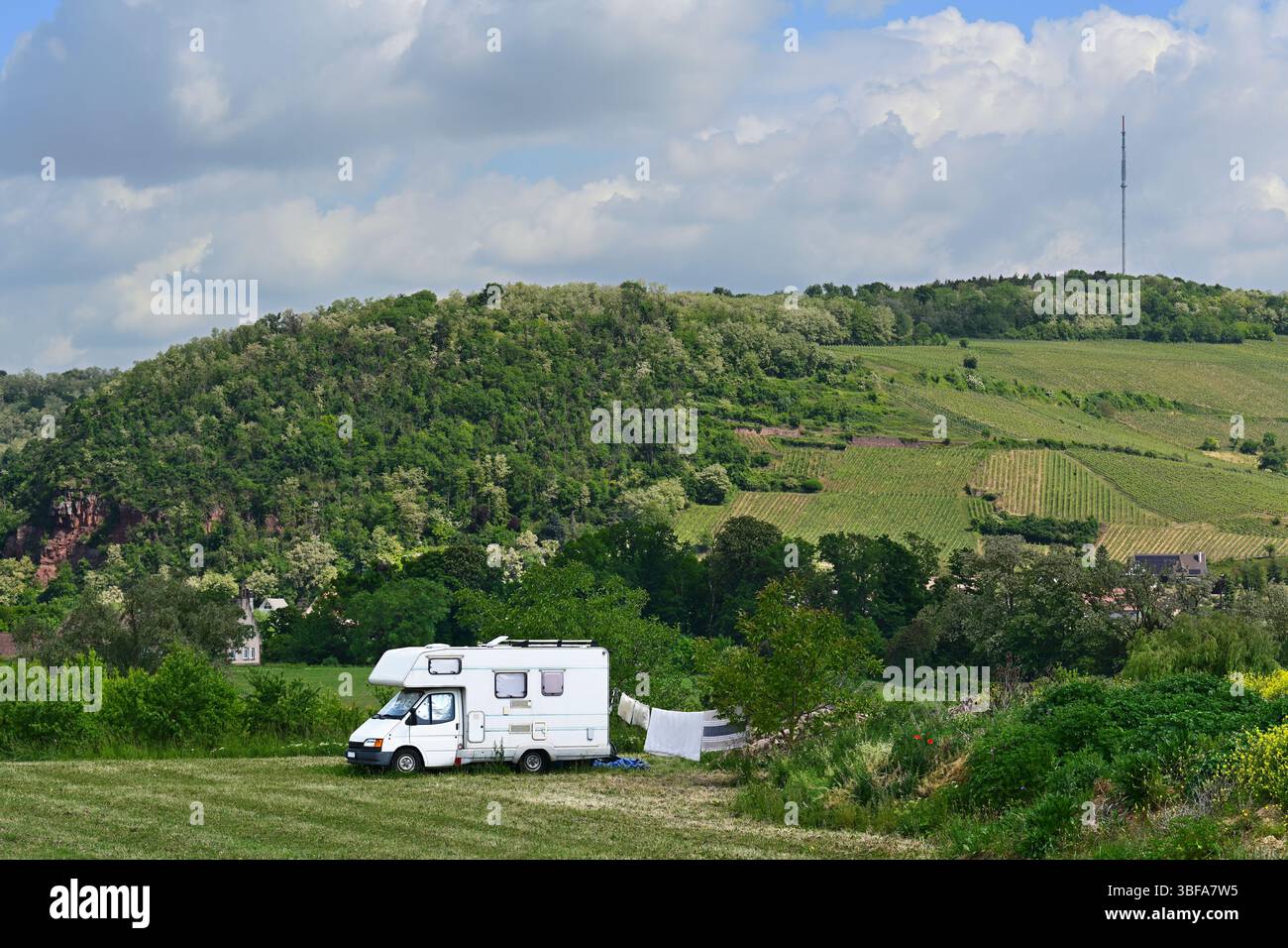 Campingplatz auf einem Ackerland im Elsass, Frankreich Stockfoto