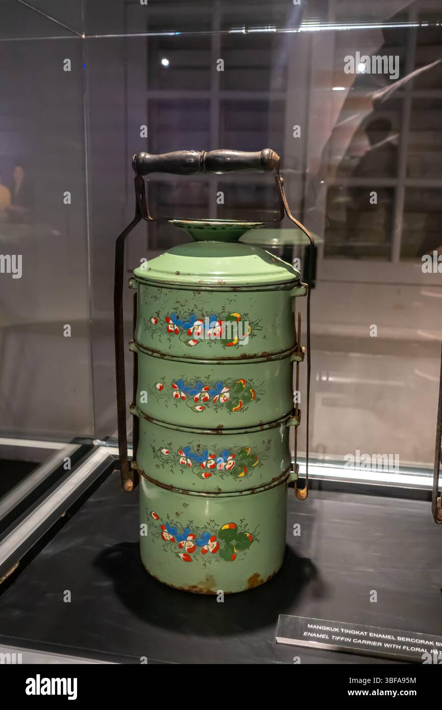 Emaille-Tiffin-Träger, Dabba, Lunchbox. Melaka, Malaysia Stockfoto