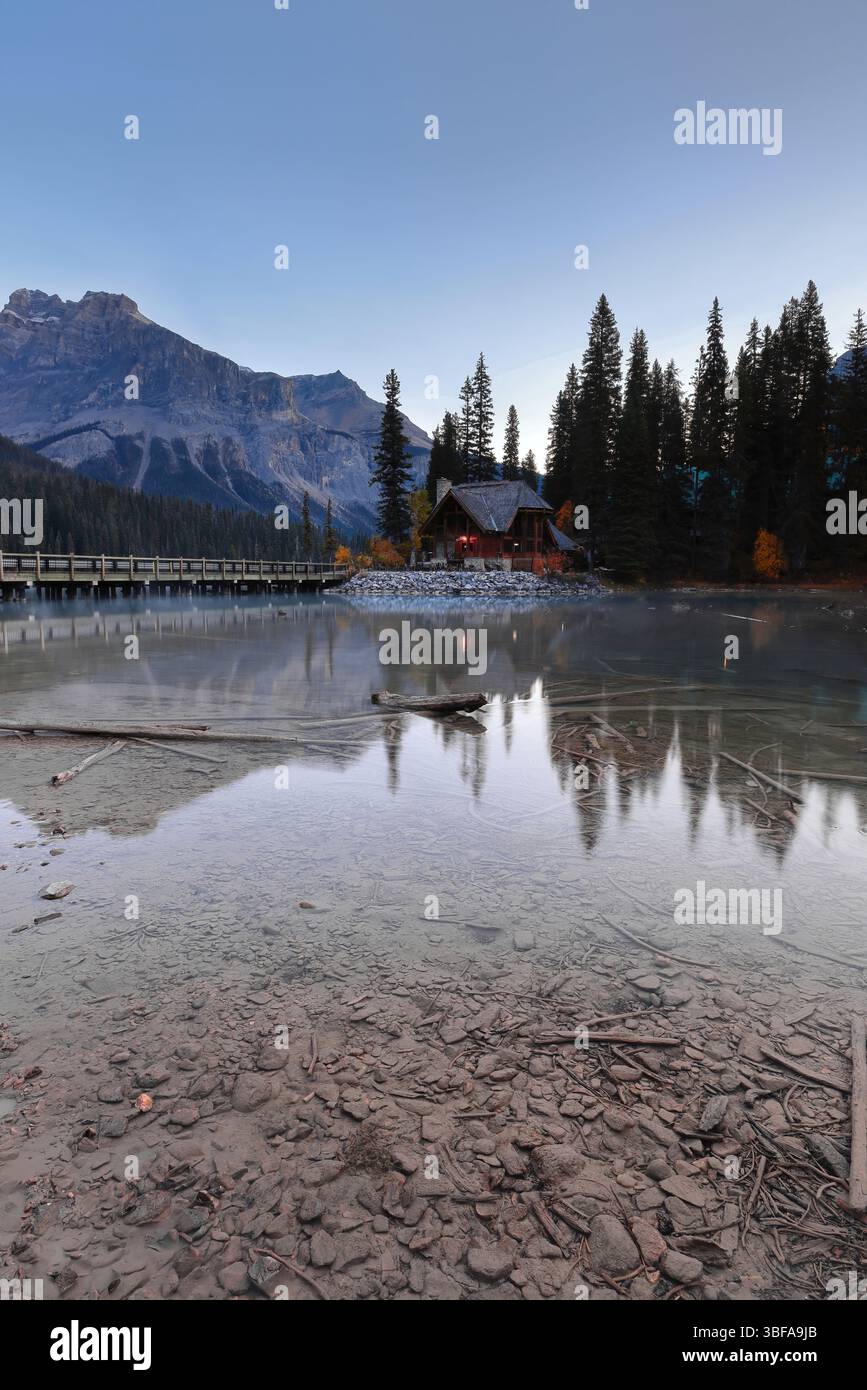 284 Haus an der Emerald Lodge Peninsula Brücke Ende am Emerald Lake, klare Dämmerung unter Gipfeln (L-R) Präsident-Vizepräsident-Michael. Yoho NP-BC-Kanada. Stockfoto
