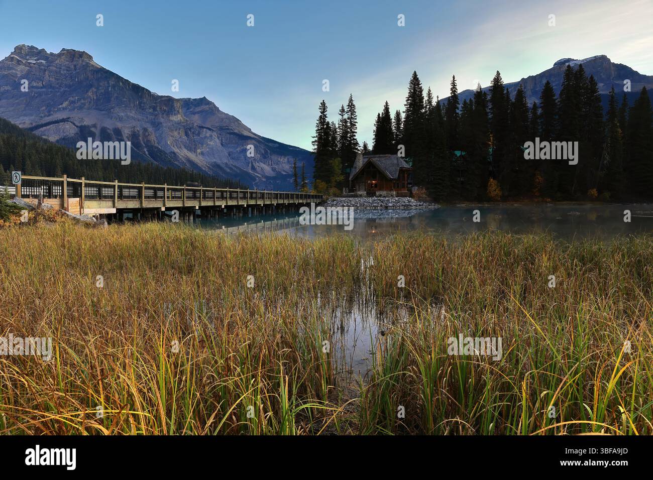 285 Gebäude an der Emerald Lodge Peninsula Bridge enden am Emerald Lake, klare Dämmerung mit Gipfeln (L-R) President-Michael-Wapta hinten. Yoho NP-BC-Kanada Stockfoto