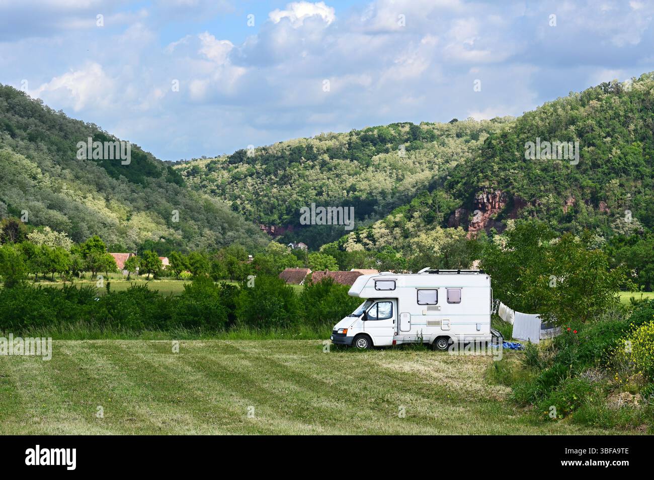 Wohnmobil auf Grasland im Elsass, Frankreich Stockfoto