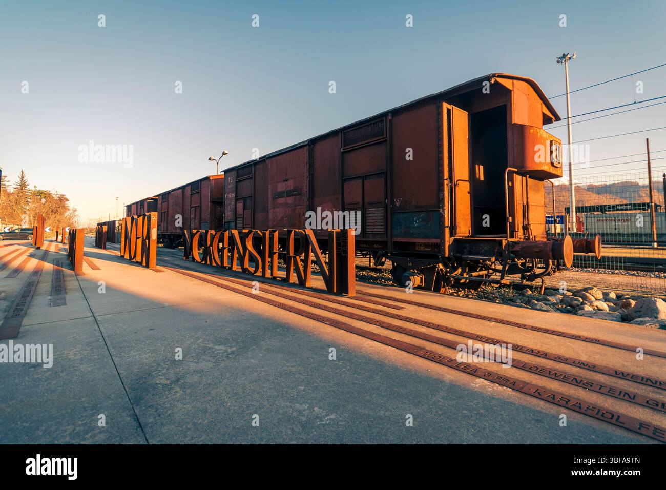 Borgo San Dalmazzo, Cuneo, Italien. Das Deportationsdenkmal mit den alten Zugwagen aus dem 2. weltkrieg. Stockfoto