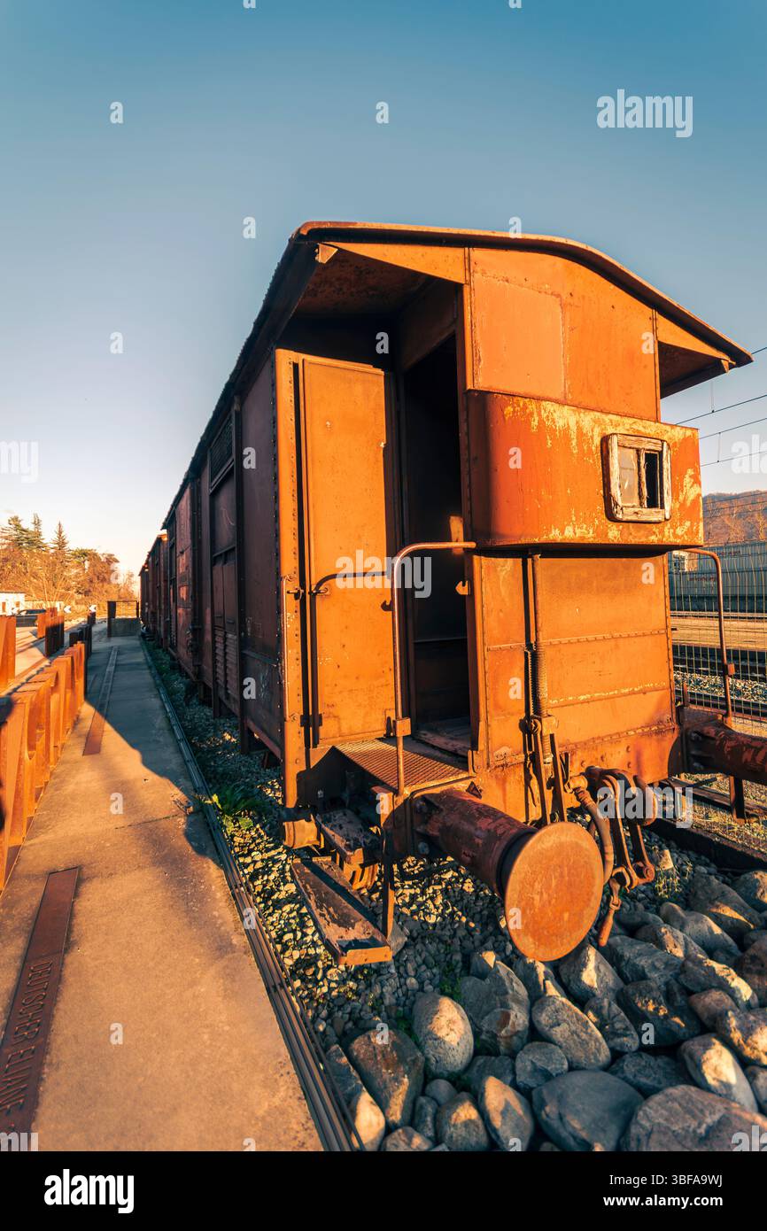 Borgo San Dalmazzo, Cuneo, Italien. Das Deportationsdenkmal mit den alten Zugwagen aus dem 2. weltkrieg. Stockfoto
