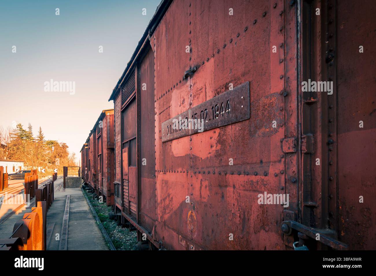 Borgo San Dalmazzo, Cuneo, Italien. Das Deportationsdenkmal mit den alten Zugwagen aus dem 2. weltkrieg. Stockfoto