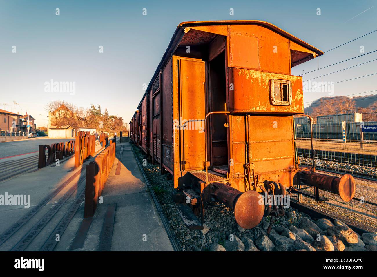 Borgo San Dalmazzo, Cuneo, Italien. Das Deportationsdenkmal mit den alten Zugwagen aus dem 2. weltkrieg. Stockfoto