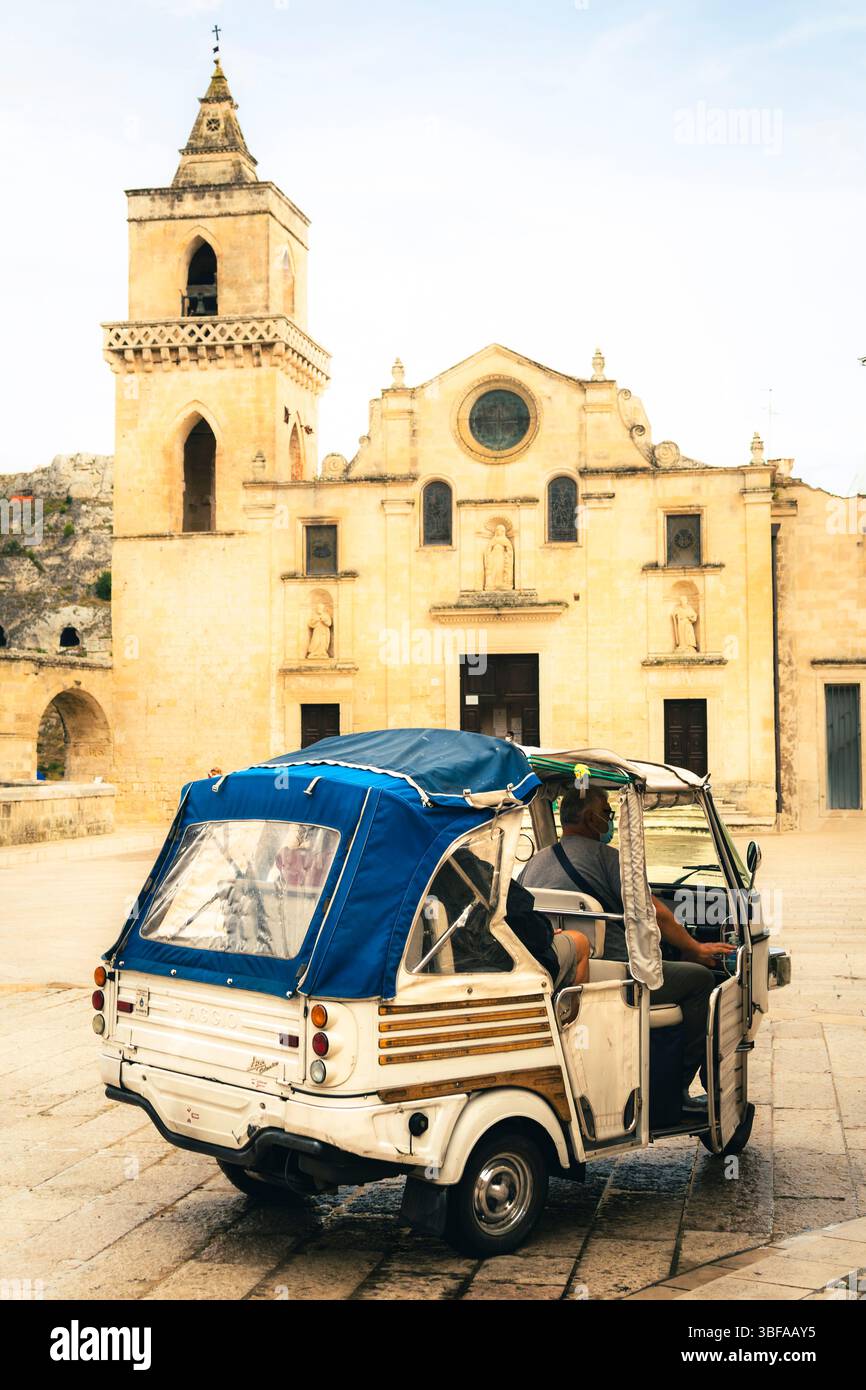 Die „Sassi“-Steine von Matera. Das berühmte Ape Taxi oder „Calessino“, das Menschen auf diesen mittelalterlichen Straßen bewegen kann. Stockfoto