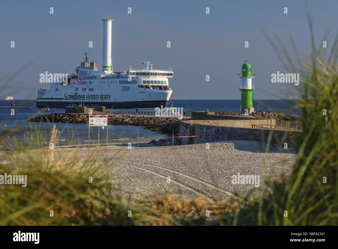 Fähre Ankunft am Leuchtturm am Pier von Warnemünde, Mecklenburg-Vorpommern, Deutschland, Warnemünde, Mecklenburg-Vorpommern, Germa Stockfoto