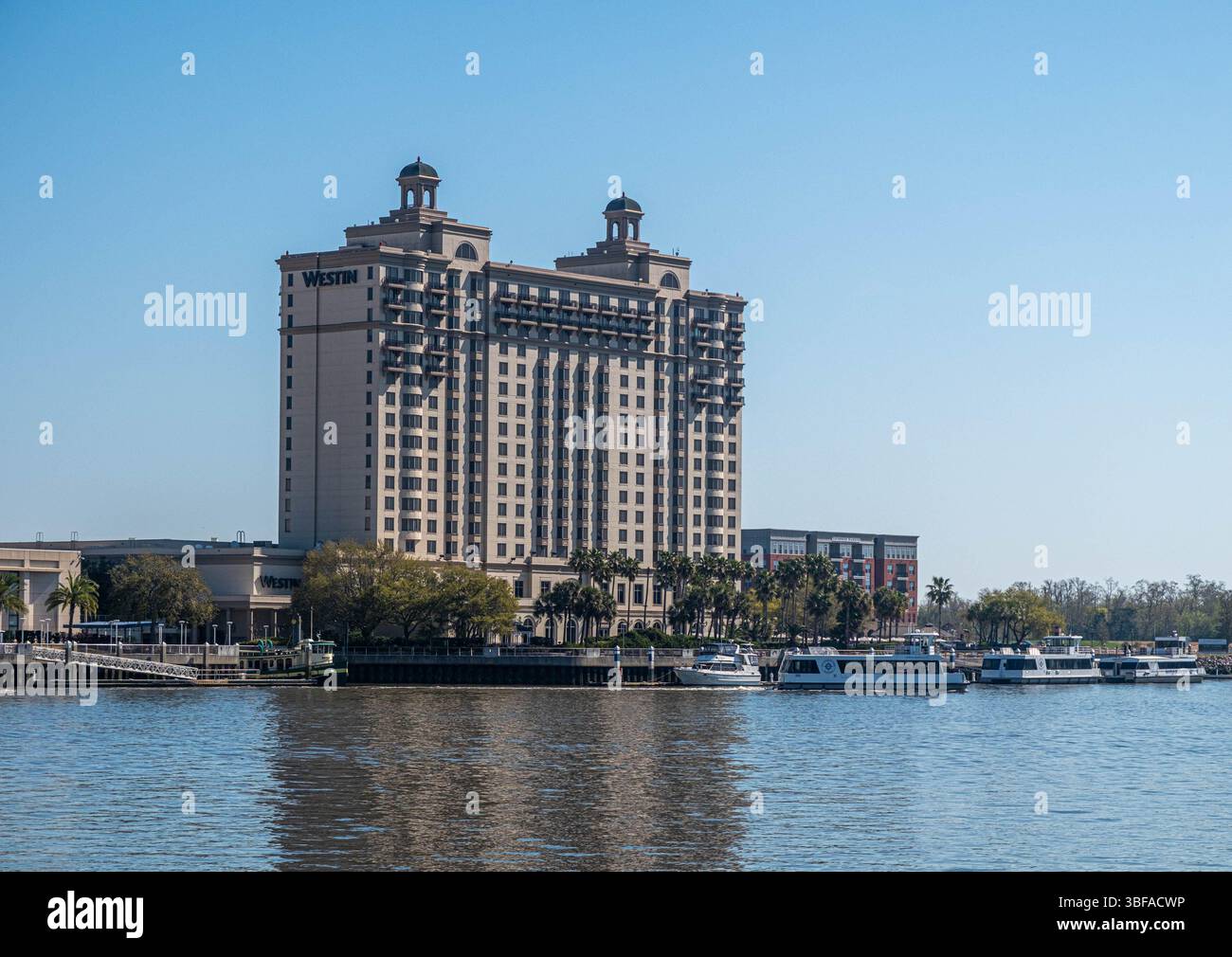 SAVANNAH, GEORGIA - 22. März 2025 Westin Hotel and Convention Center in Savannah, Georgia Stockfoto