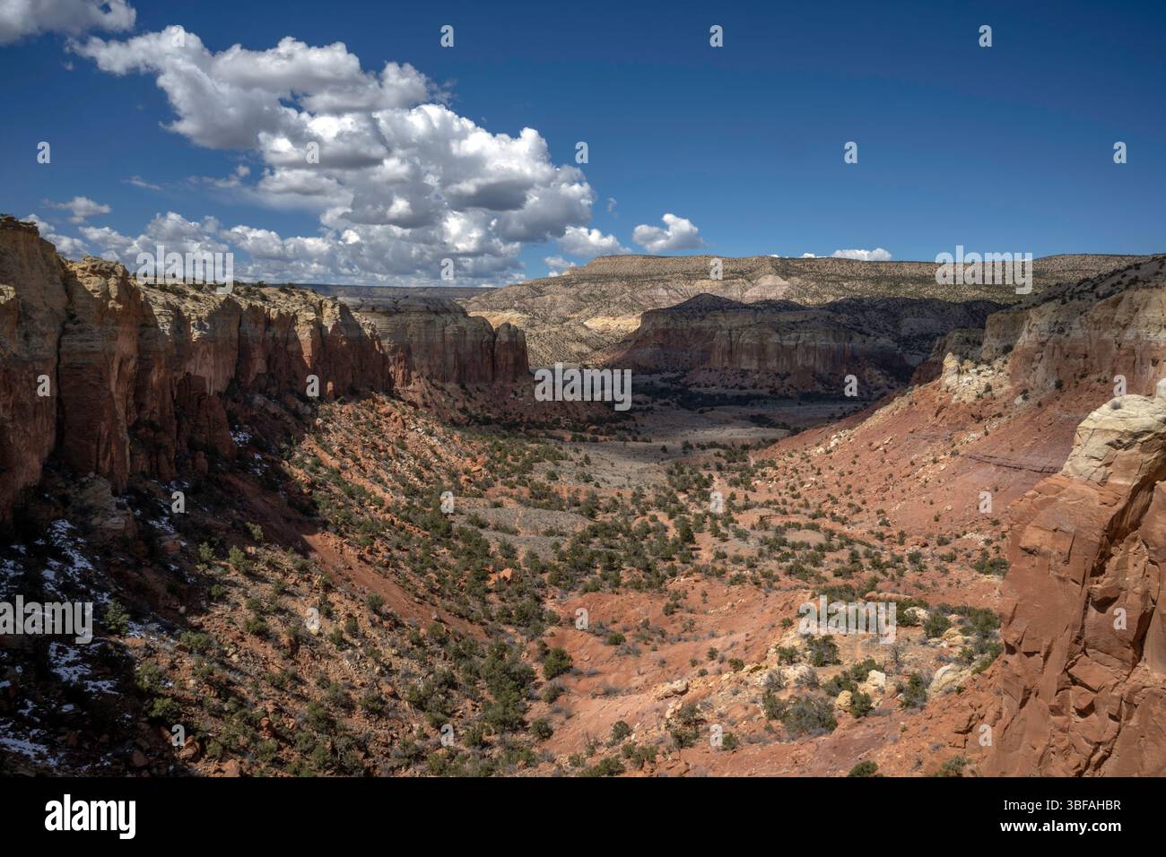 März 2023. Blick vom Kitchen Mesa Trail auf der Ghost Ranch. Abiquiu, New Mexico Stockfoto