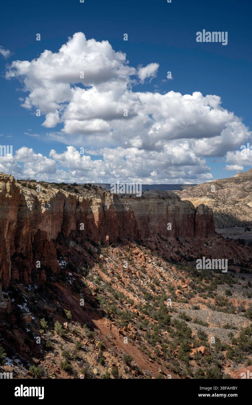 März 2023. Blick vom Kitchen Mesa Trail auf der Ghost Ranch. Abiquiu, New Mexico Stockfoto