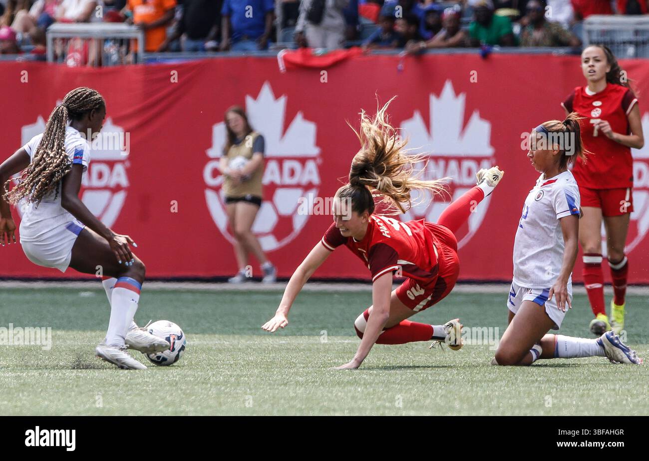 Winnipeg, Kanada. 31. Mai 2025. Kanadierin Jordyn Huitema (9) wird von Haitis Claire Constant (22) während der zweiten Halbzeit in Winnipeg am Samstag, den 31. Mai 2025, angegriffen. Quelle: The Canadian Press/Alamy Live News Stockfoto