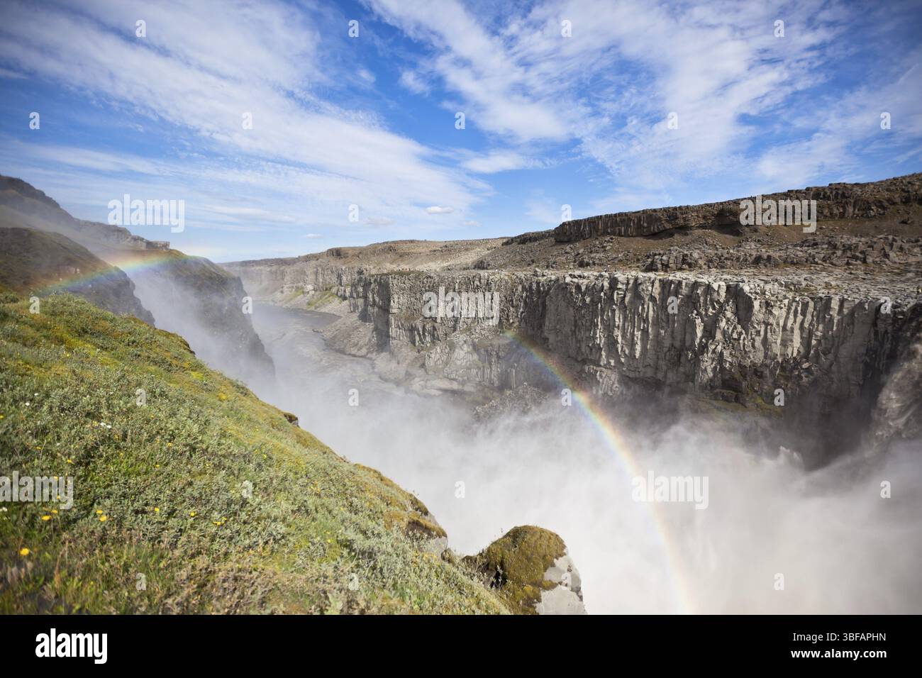 Wasserfall Dettifoss in Island unter einem blauen Himmel mit Wolken. Horizontalen Schuss Stockfoto