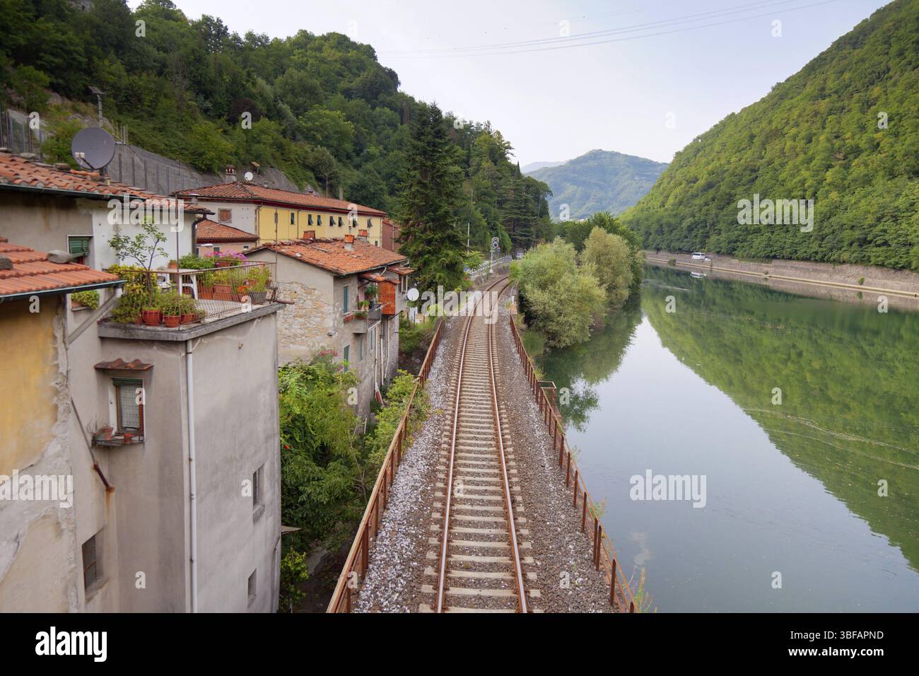 Eisenbahnstrecke entlang des Flusses bei Borgo a Mozzano, Toskana, Italien, Europa Stockfoto