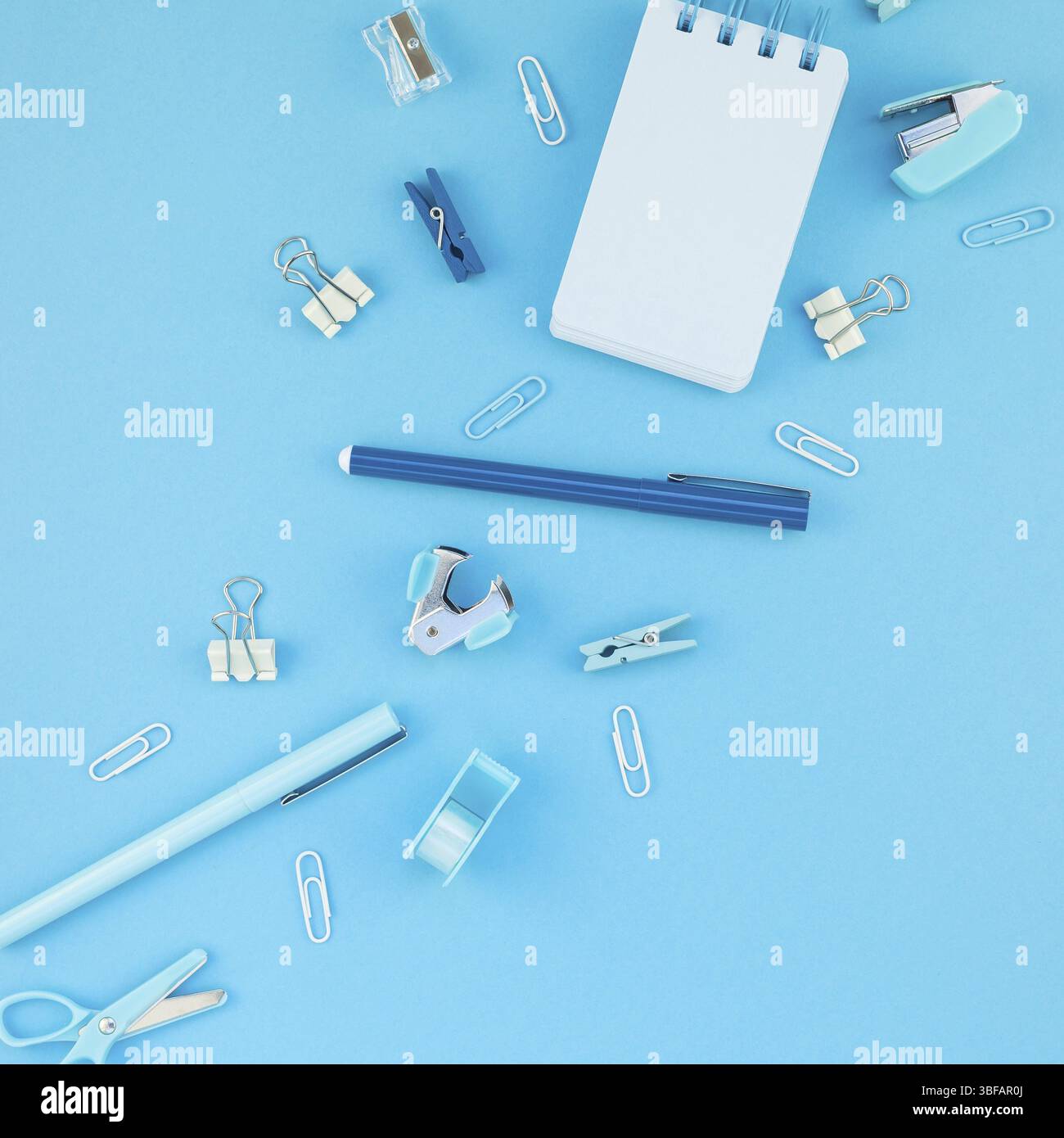 Ansicht von oben flach von Arbeitsbereich Schreibtisch gestalteten Design Schul- und Büromaterial mit Kopie Raum türkis blau Papier Hintergrund minimal Style. Squa Stockfoto