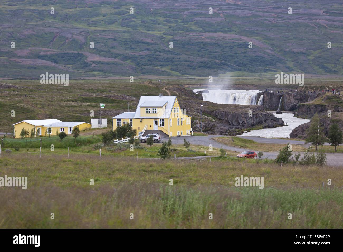 Godafoss Wasserfall in Island bei bewölktem Wetter. Horizontale Aufnahme Stockfoto