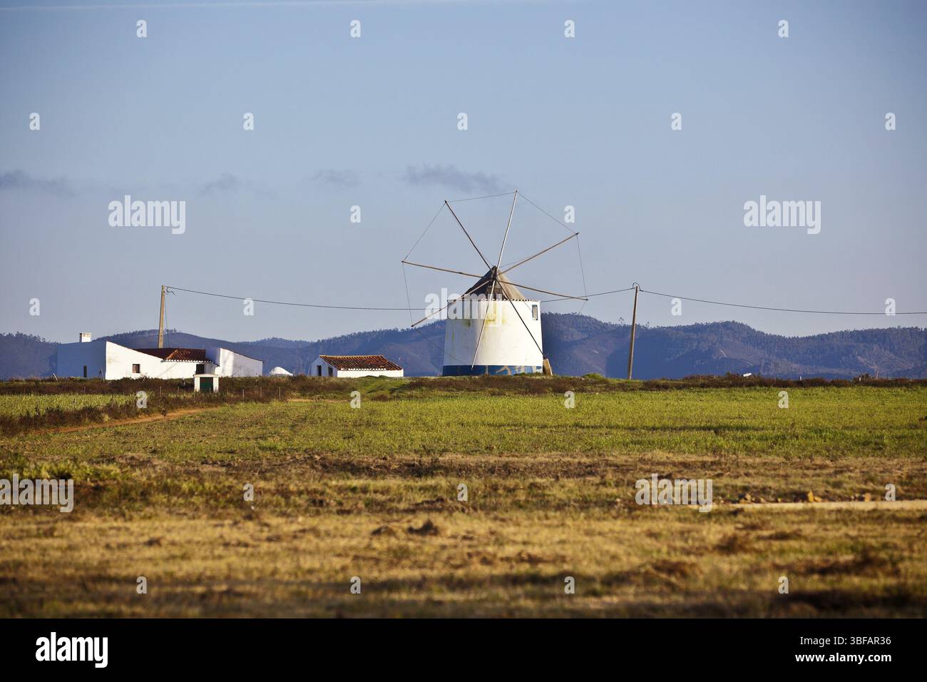 Portugal ländlichen Landschaft mit alten Windmühle. Horizontalen Schuss Stockfoto