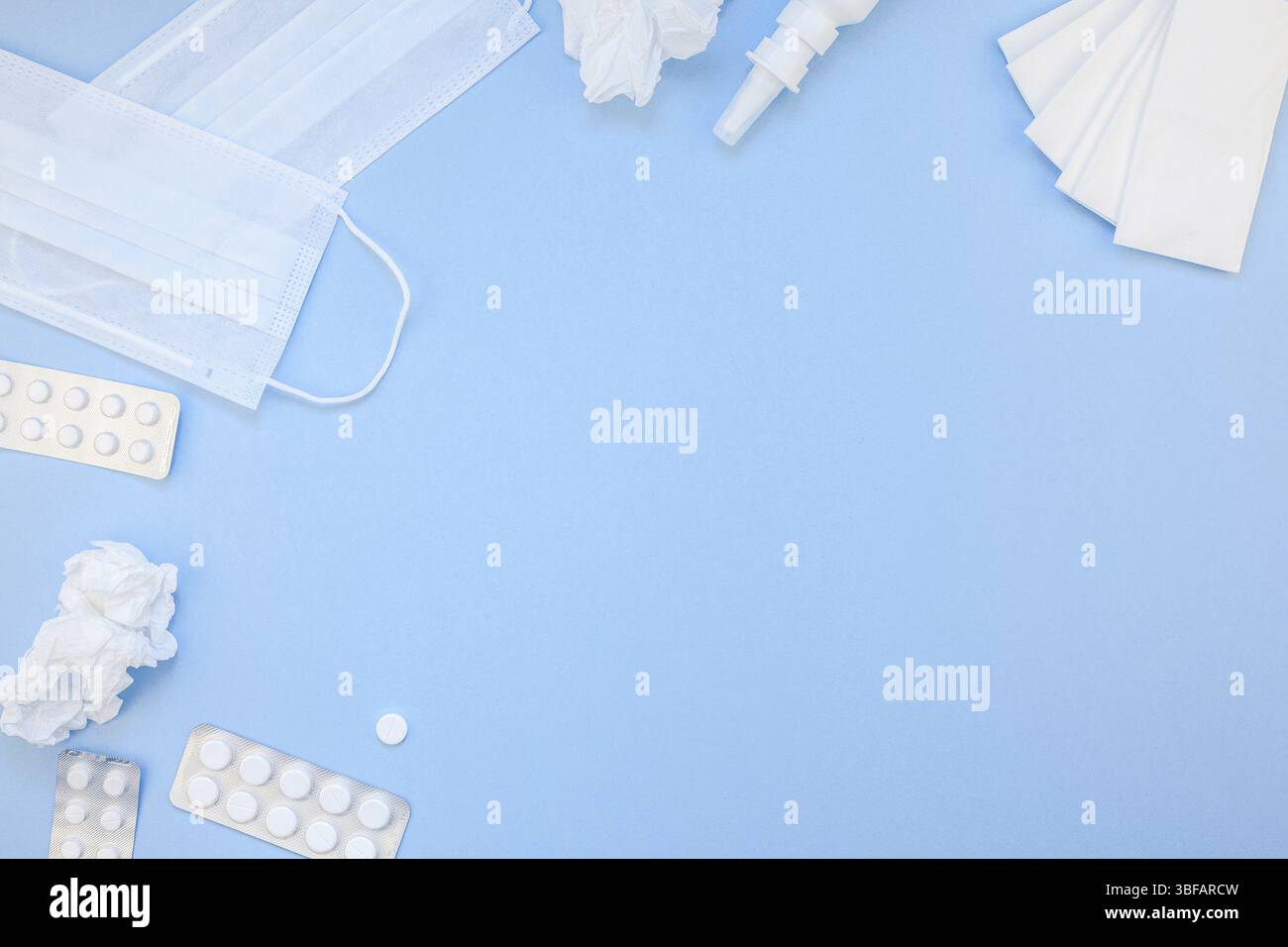 Kreative flach Konzept der saisonale Frühling Allergie mit Servietten, Pillen, Gesichtsmaske und Tropfen in einer Flasche mit Kopie Raum Hintergrund minimal Style, Te Stockfoto