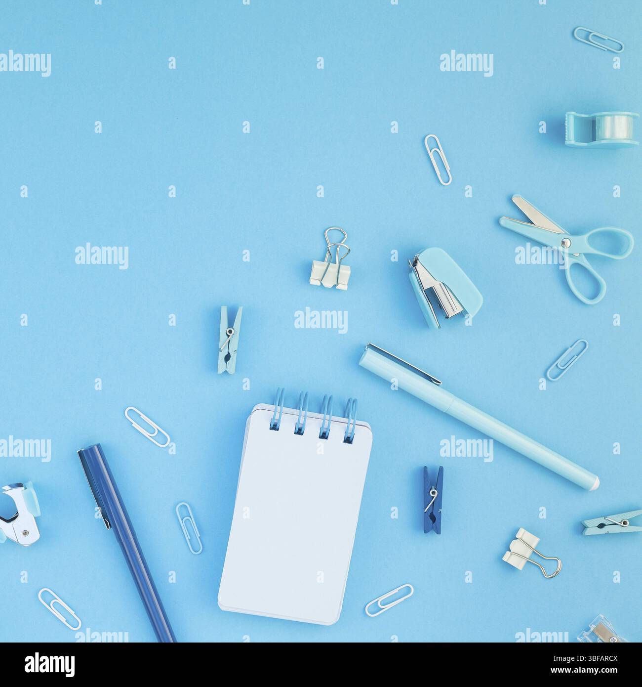 Ansicht von oben flach von Arbeitsbereich Schreibtisch gestalteten Design Schul- und Büromaterial mit Kopie Raum türkis blau Papier Hintergrund minimal Style. Squa Stockfoto