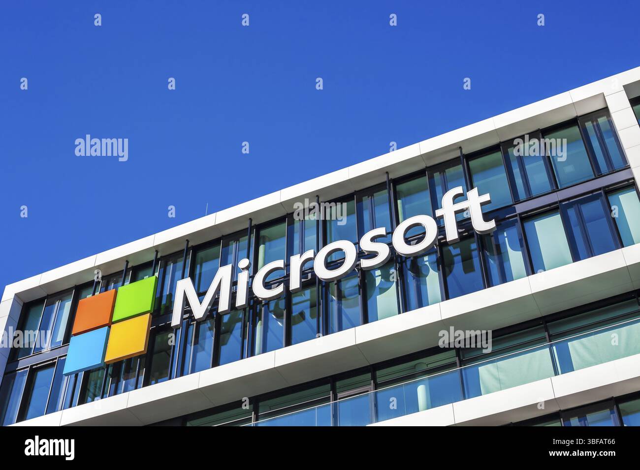MÜNCHEN, DEUTSCHLAND - 26. DEZEMBER 2018: Microsoft-Logo im Bürogebäude des Unternehmens in München, Deutschland, Europa Stockfoto